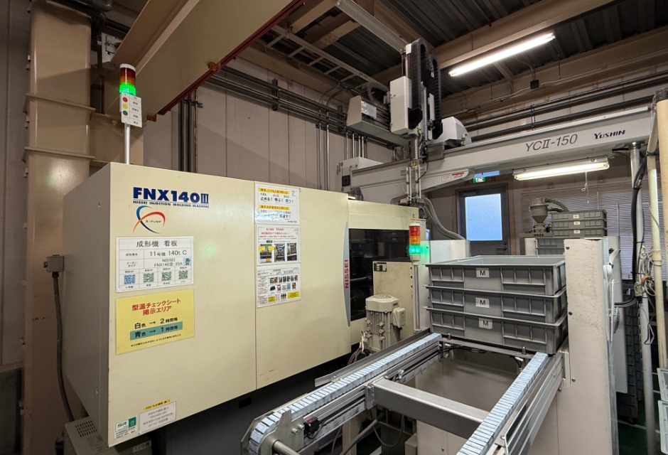 保有設備｜射出成形機（140t）と全自動オートストッカー